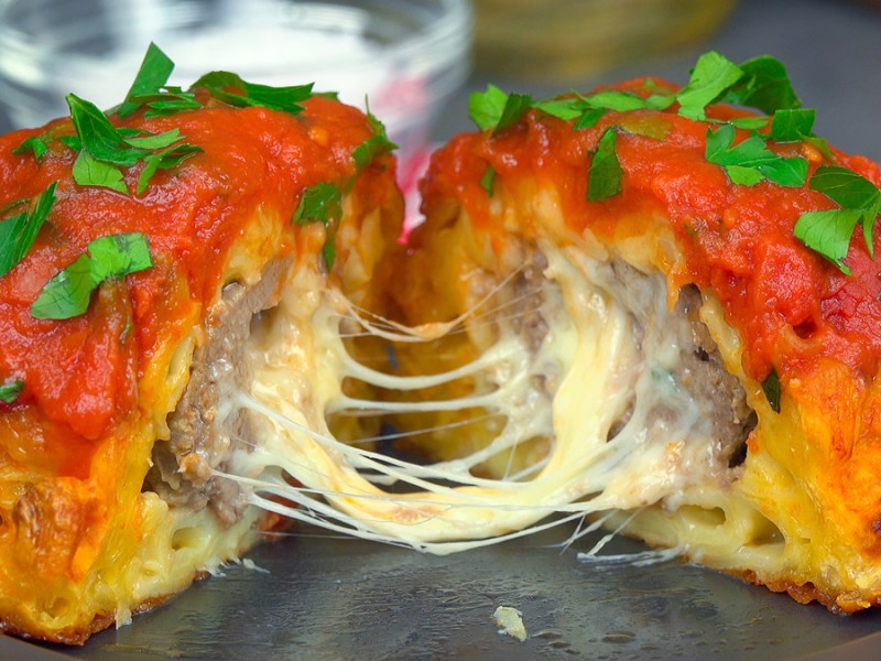 Hackfleisch-Käse-Nudeln in Kuppelform