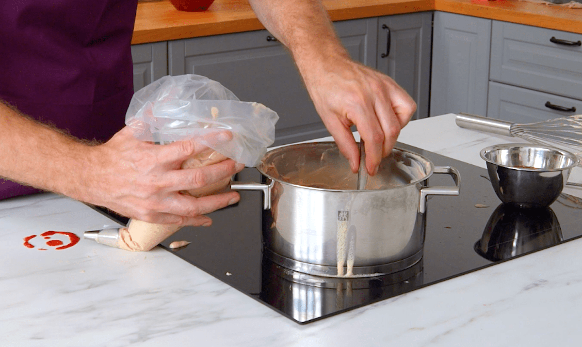 Puddingcreme wird in einen Spritzbeutel gefüllt