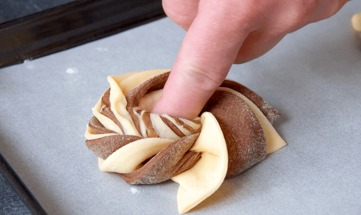 Mulde wird in Hefeteig gedrückt.