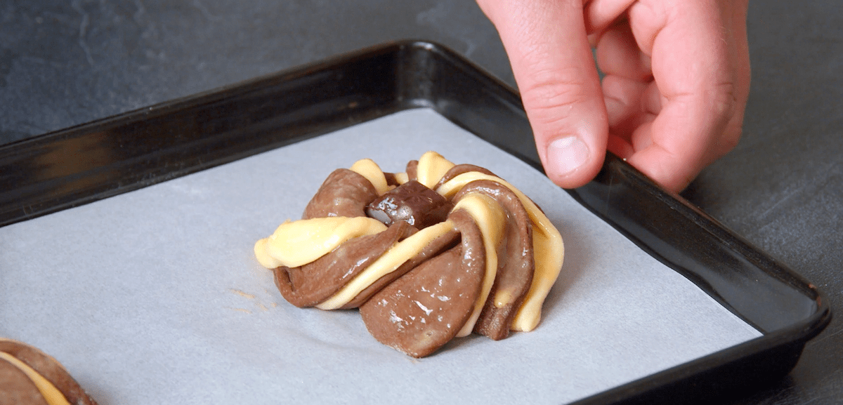 Hefeteig, gefüllt mit Schokolade