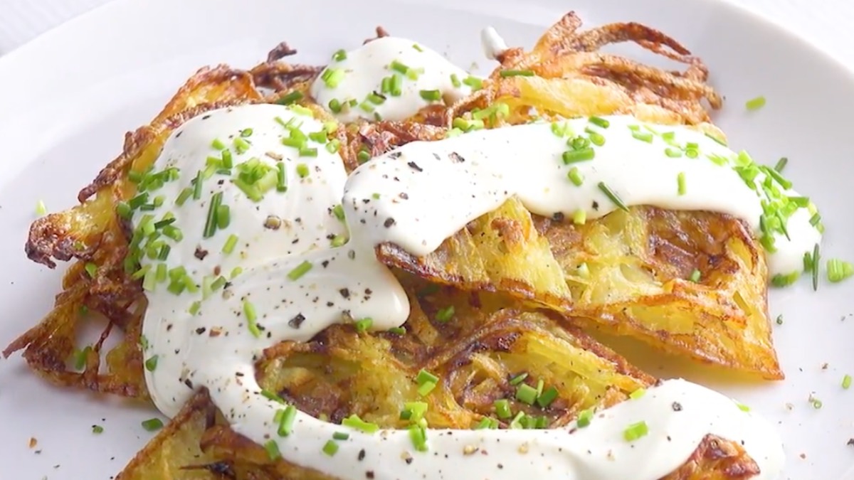 Waffeleisen-Kartoffelrösti mit Sauerrahm