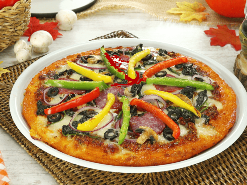 Ein Teller mit Kürbis-Pizza aus Butternut