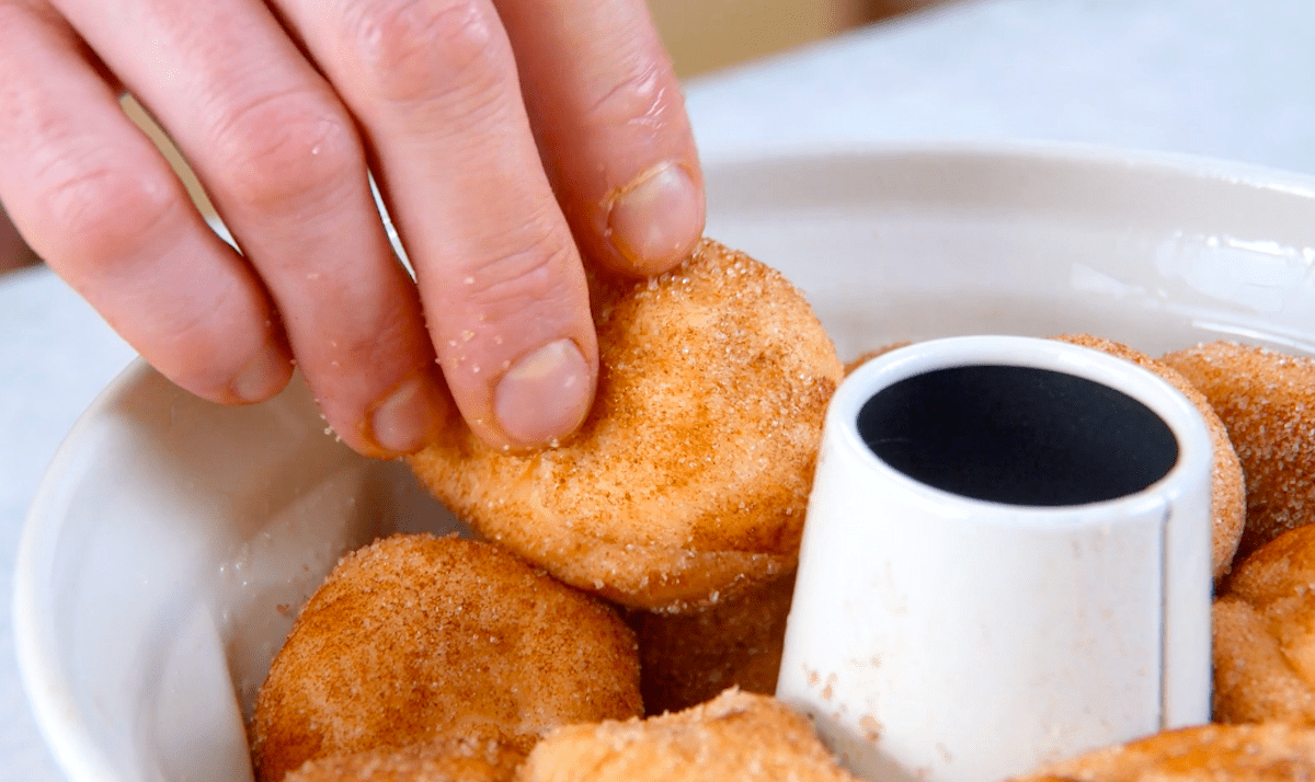 Gefüllte Hefebällchen werden in eine Gugelhupfform gegeben