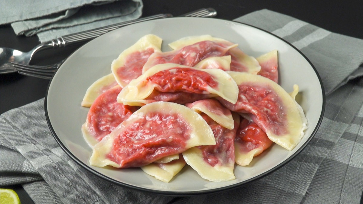 Piroggen mit Himbeerfüllung auf Teller