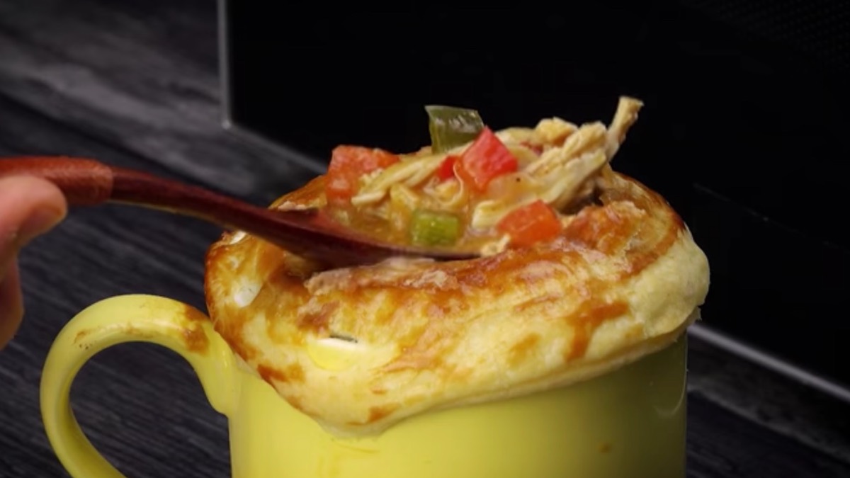 Tassen-Pastete in gelber Tasse wird mit Löffel gegessen