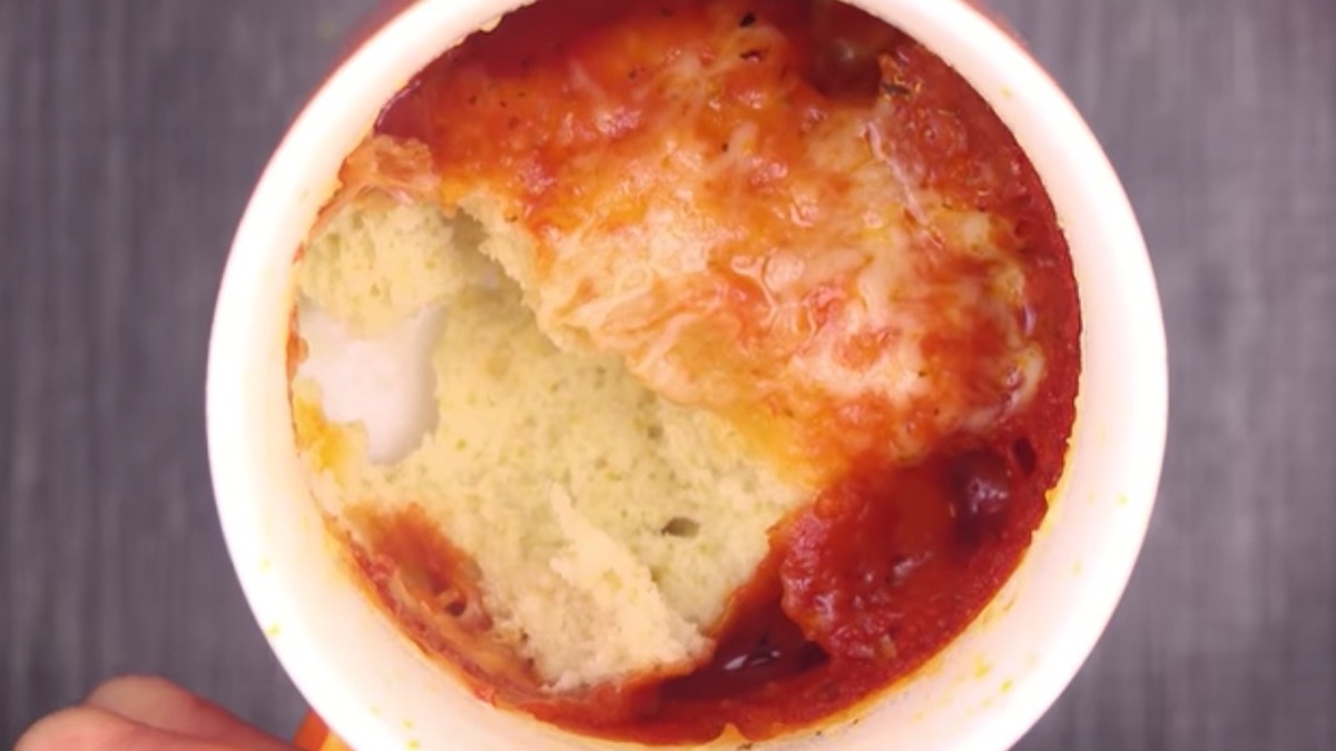 Tassen-Pizza in weißer Tasse