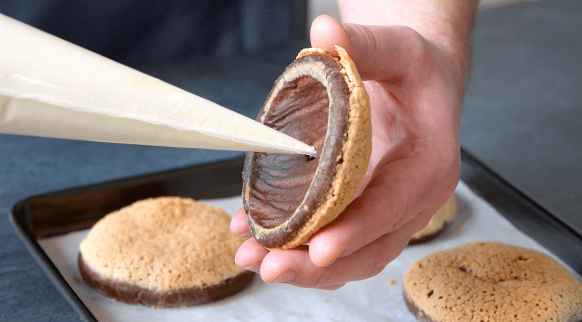 Windbeutel-Kekse werden mit Vanillecreme gefüllt