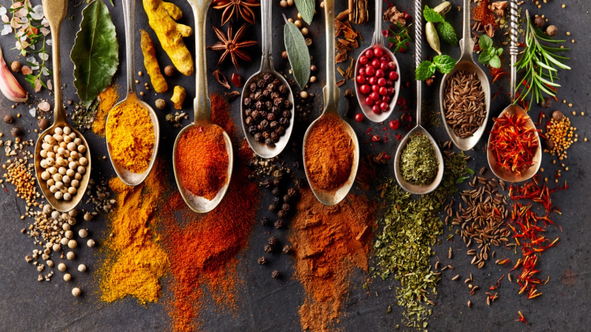9 Löffel mit unterschiedlichen, bunten Gewürzen