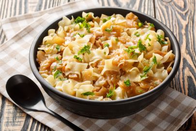 Krautnudeln in einem tiefen Teller.