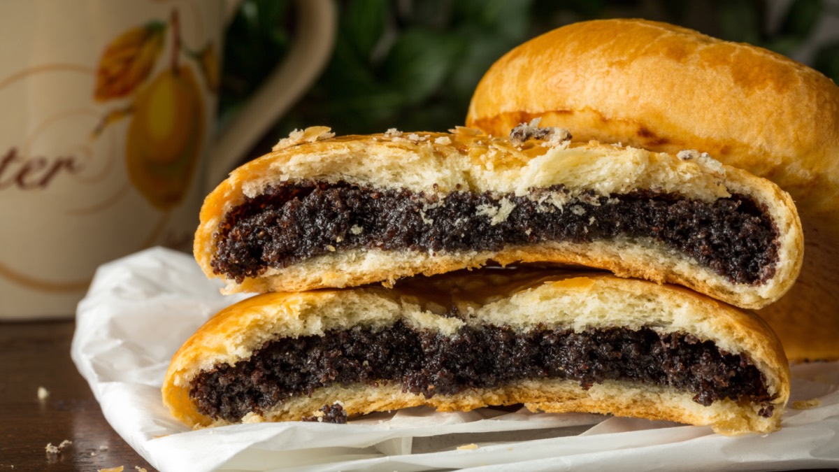 Halbierte Mohnzelten übereinander gestapelt