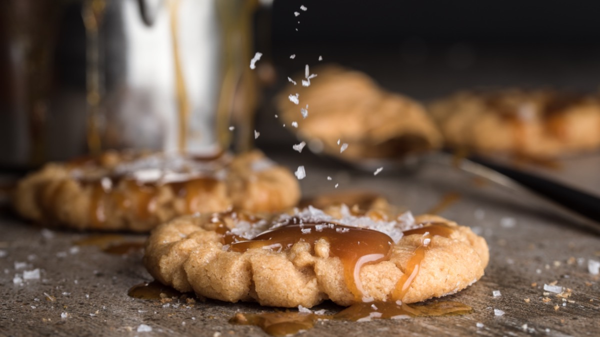 Ein Salted Caramel Cookie, über den Salz gestreut wird