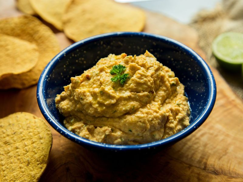 Dattel-Curry-Dip, serviert in einer Schale.