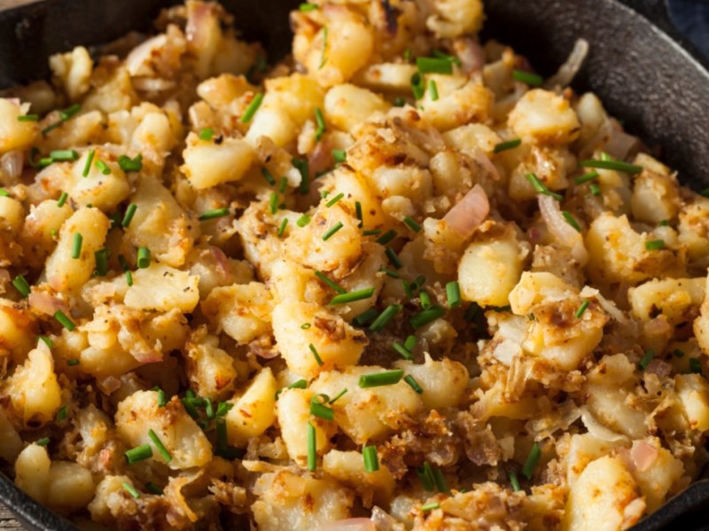 Eine Pfanne mit Kartoffelsterz.