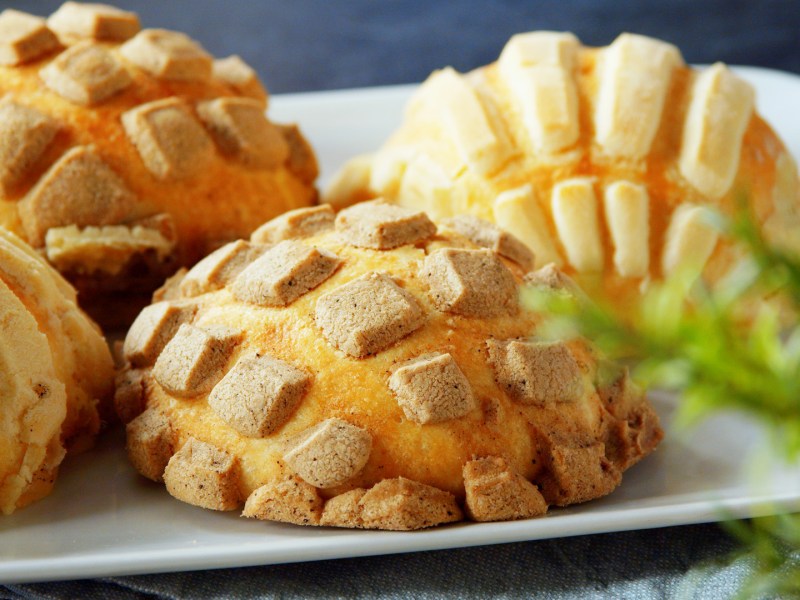 Mehrere mexikanische Conchas auf einem weißen Teller.