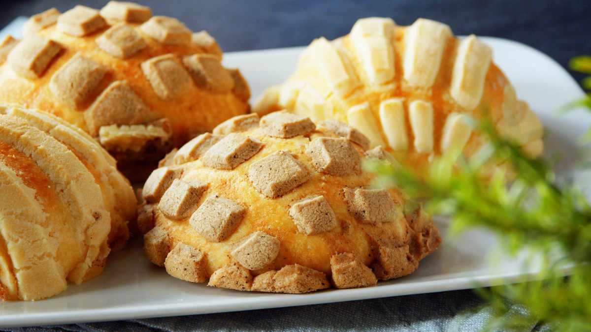 Mehrere mexikanische Conchas auf einem weißen Teller.