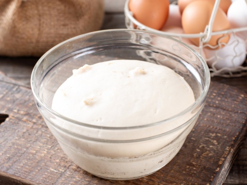 Hefeteig einfrieren: Hefeteig in einer Glasschüssel.