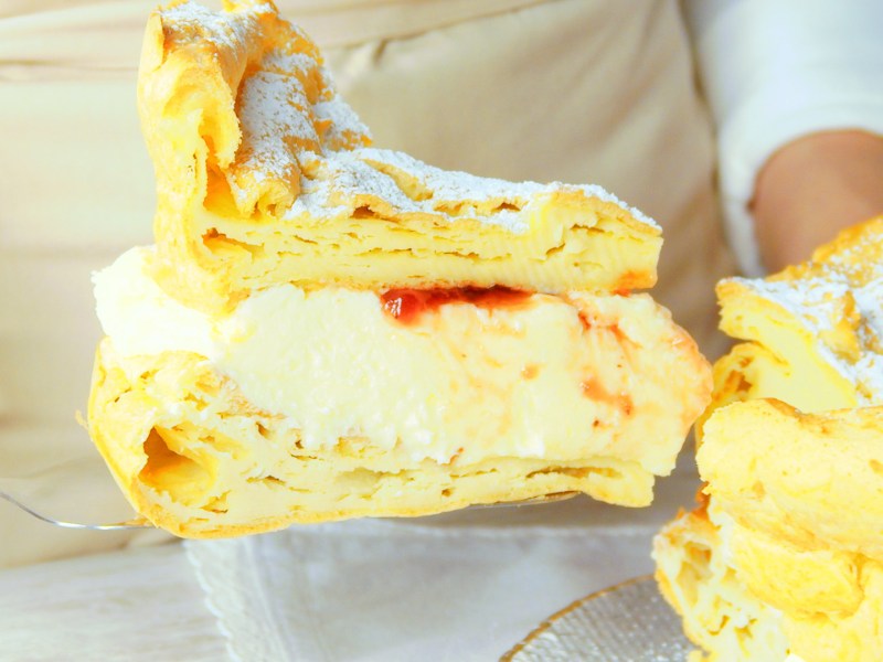 Ein Stück Karpatka, das gerade entnommen wird.