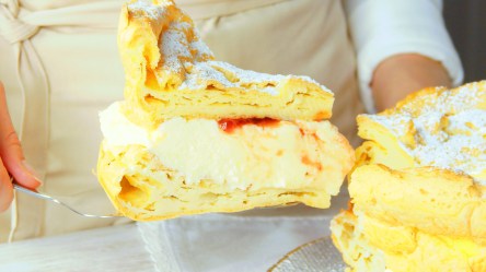 Ein Stück Karpatka, das gerade entnommen wird.