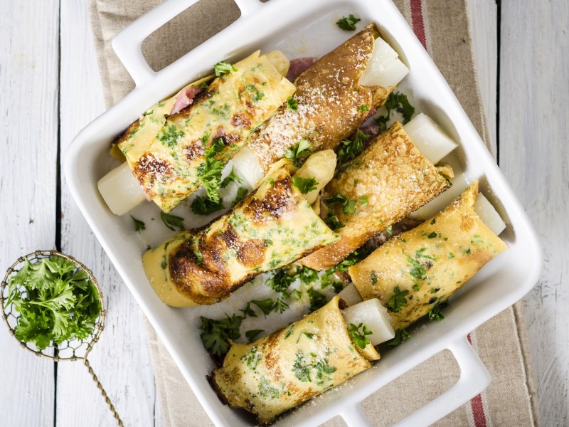 Auflaufform mit Spargel-Pfannkuchen-Röllchen