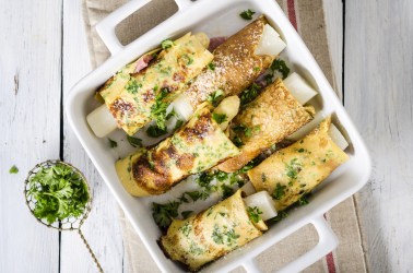 Auflaufform mit Spargel-Pfannkuchen-Röllchen