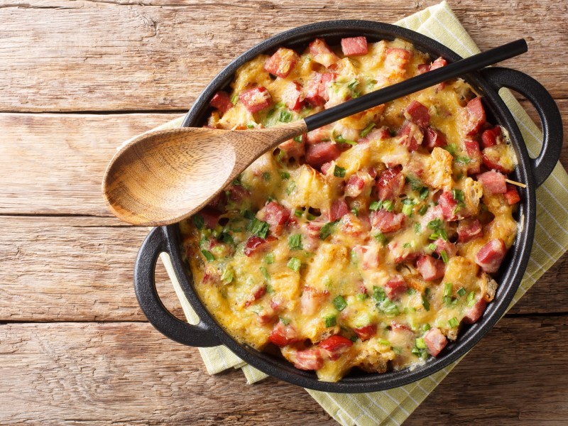 Brotauflauf mit Speck