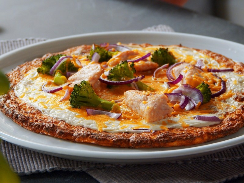 Teller mit Low-Carb-Pizza aus Blumenkohl