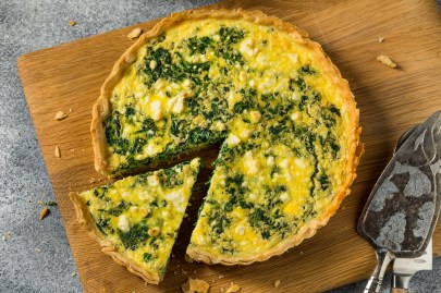 Eine angeschnittene Mangold-Quiche in der Draufsicht.
