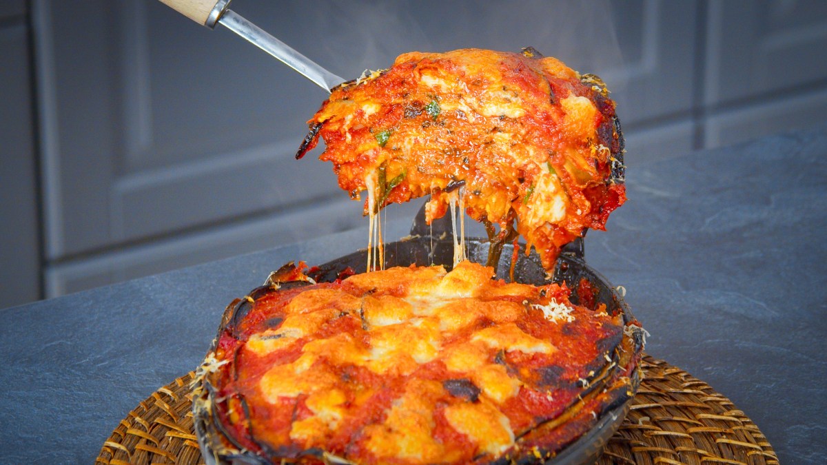 Parmigiana in einer Auflaufform, überbacken mit Mozzarella und Parmesan.