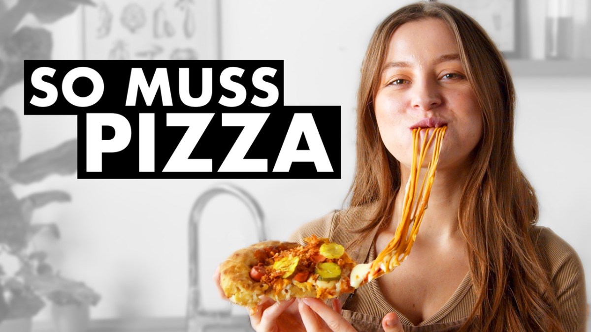 Pizzateig selbst machen: Showköchin Adrianna beißt von einer selbst gemachten Pizza ab, daneben die Worte