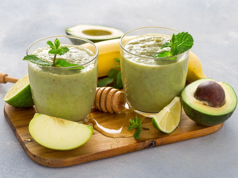 Zwei Gläser mit Avocado-Apfel-Smoothie.