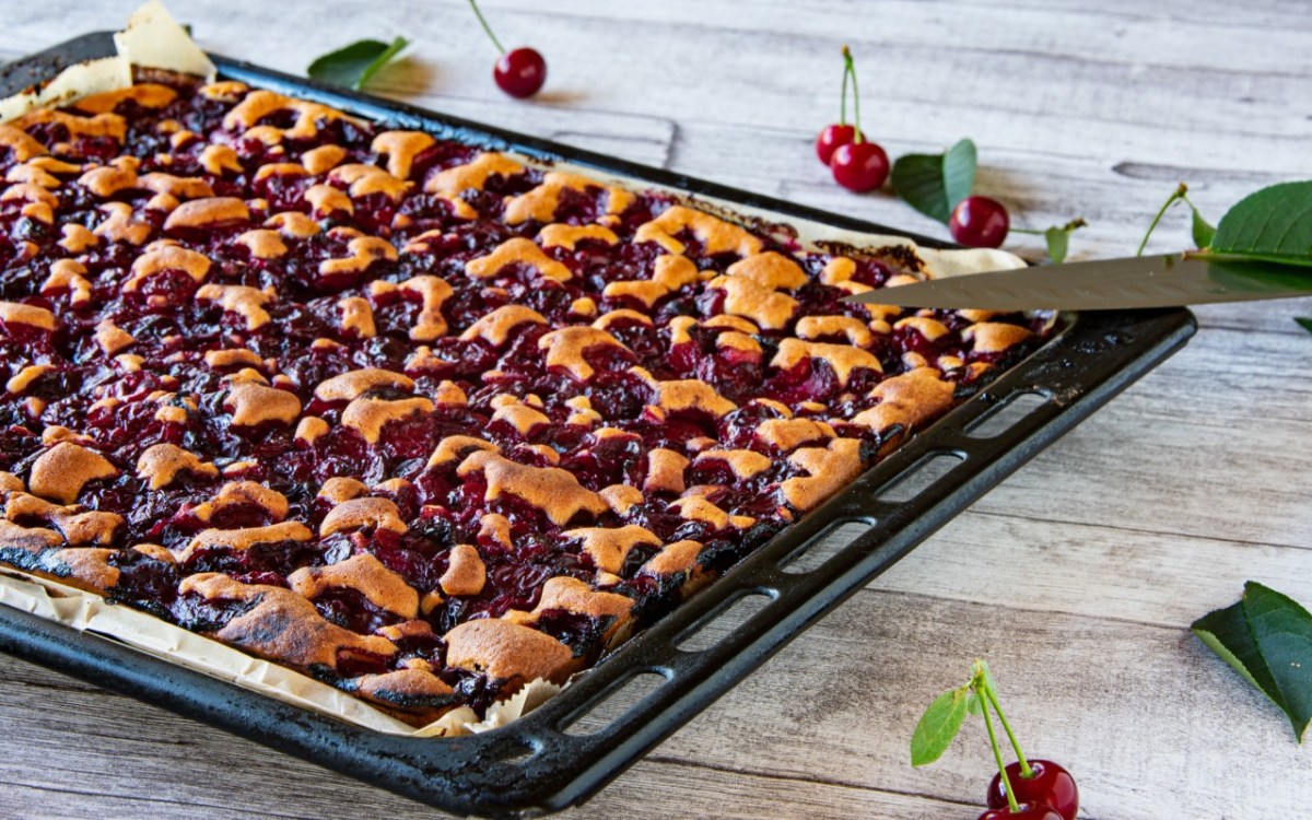 Ein Blechkuchen mit Kirschen.