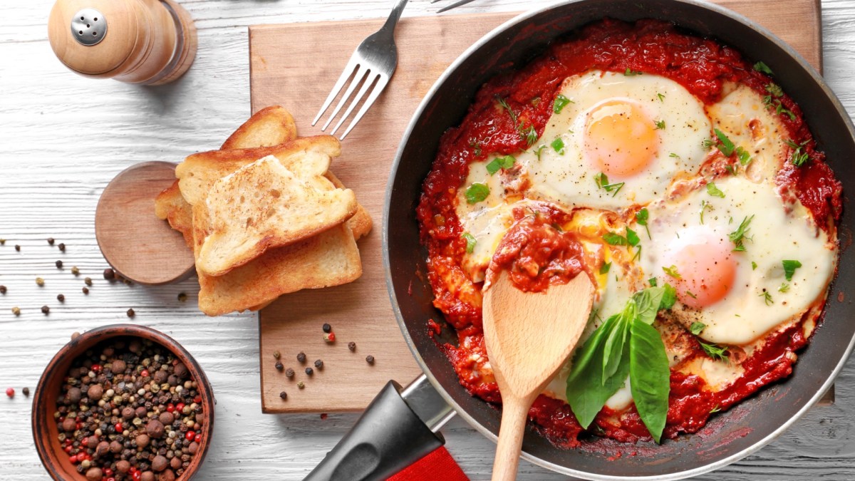 Eine Pfanne mit pochierten Eiern im Fegefeuer aus einer roten Tomatensoße.