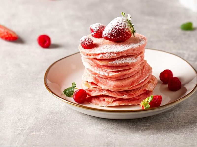 Teller mit einem Stapel Pinke Pancakes