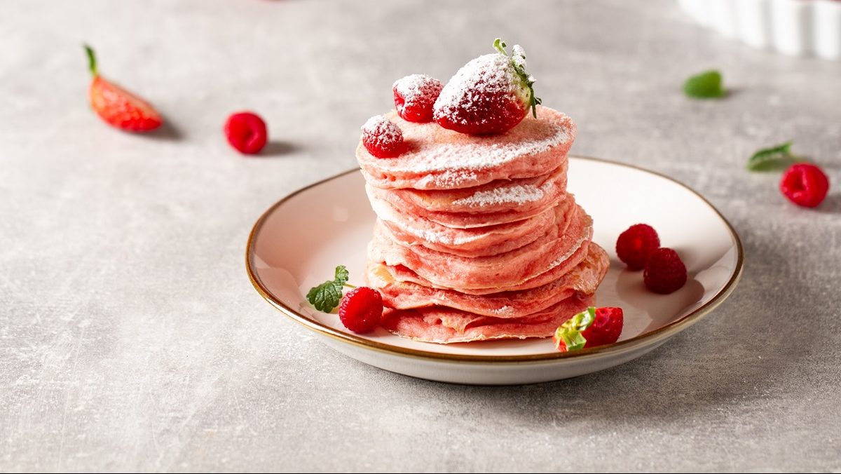 Teller mit einem Stapel Pinke Pancakes