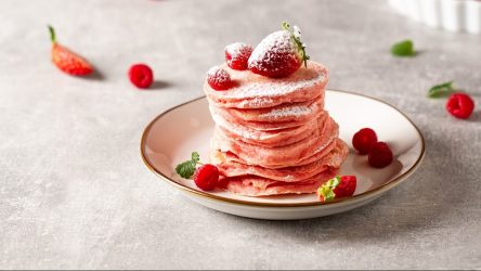 Teller mit einem Stapel Pinke Pancakes