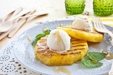 Teller mit gegrillter Ananas und Eis