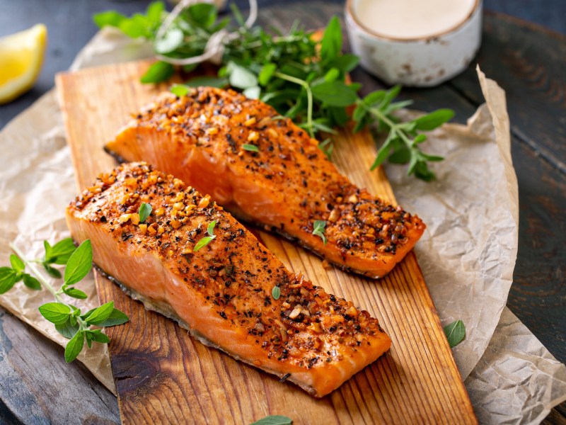 Gegrilltes Lachsfilet mit Honig-Senf-Marinade.