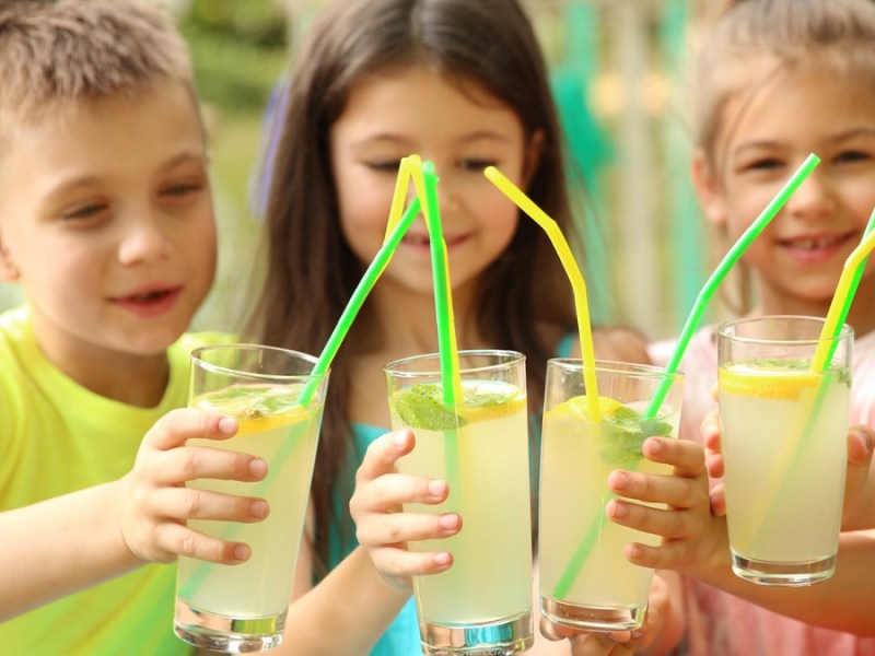 Kinder mit alkoholfreiem Cocktail.