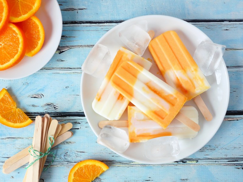 Teller mit selbst gemachtem Solero-Eis am Stiel