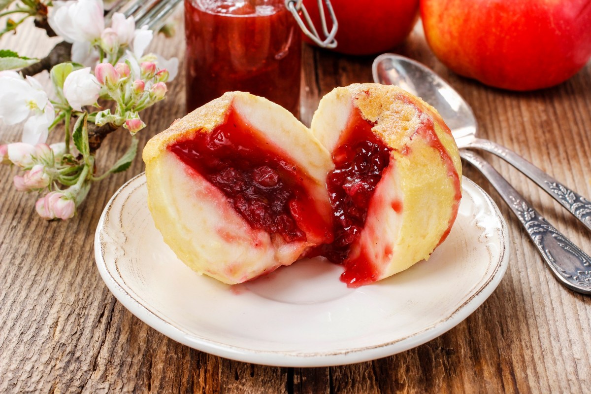 Bratäpfel-Hälften mit Marmelade auf einem Teller.