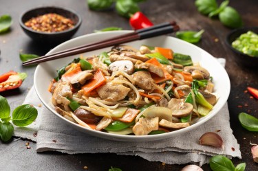 Schale mit Chop Suey und Essstäbchen