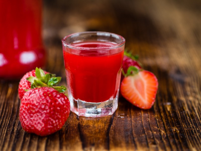 Ein kleines Glas Erdbeerlikör.