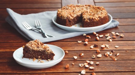 Haselnuss-Nougat-Kuchen auf einem braunen Tisch.
