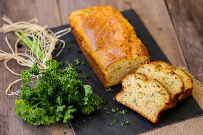 Ein angeschnittenes Lachsbrot auf einem Tablett.