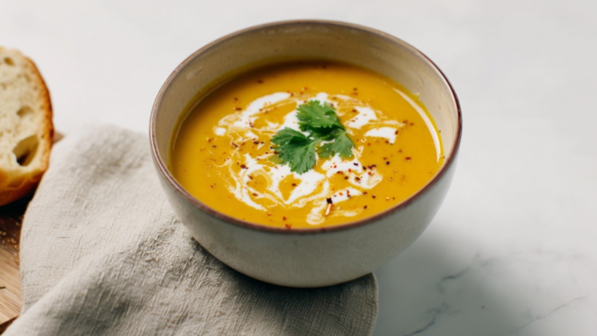 Eine Schüssel Apfel-Curry-Suppe in der Draufsicht.