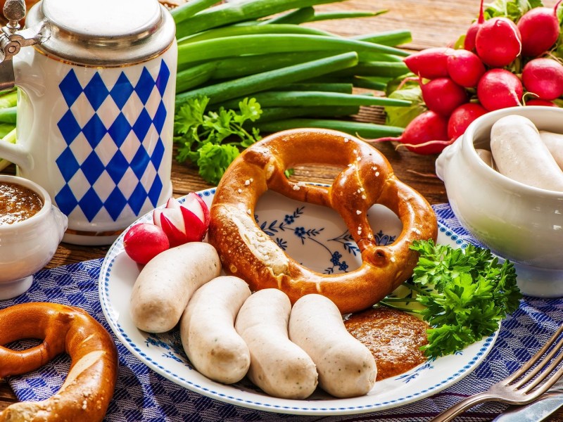 Gedeckter Tisch mit einem bayerischen Weißwurstfrühstück