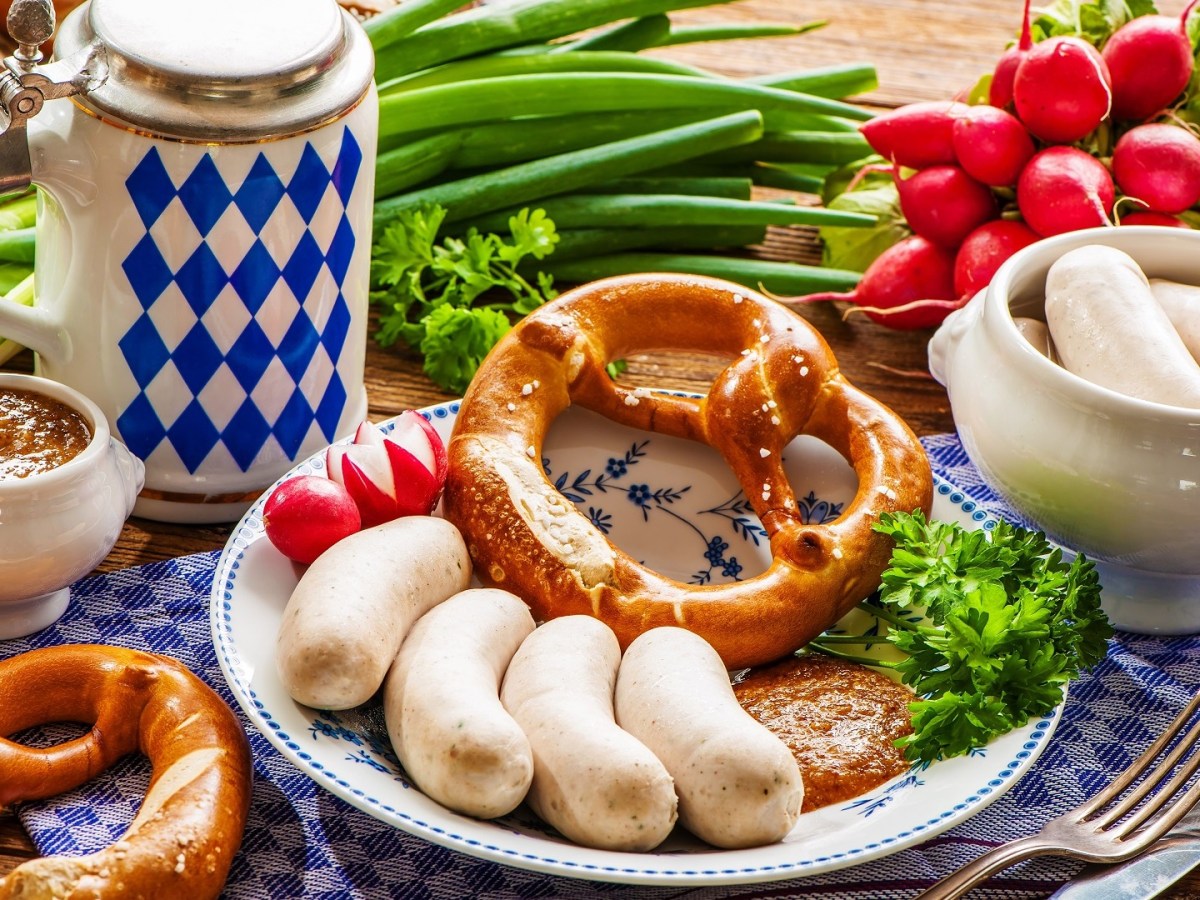 Gedeckter Tisch mit einem bayerischen Weißwurstfrühstück