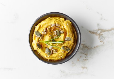 Eine Schale Kürbispesto mit Deko.