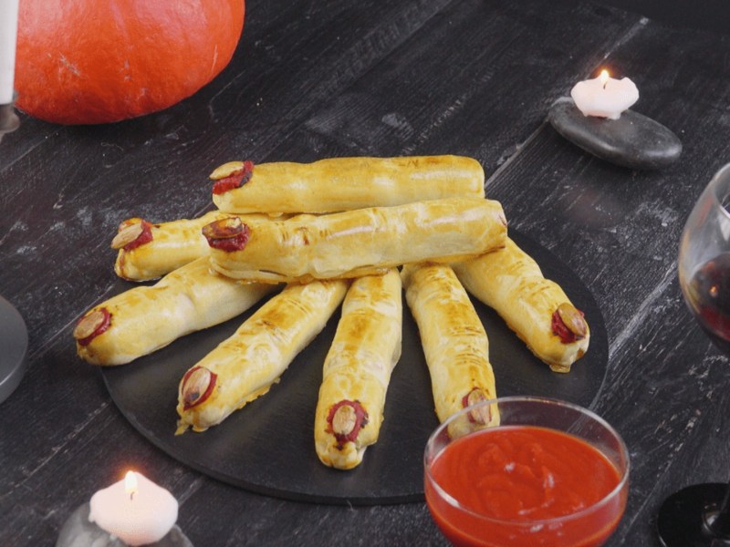 Hexenfinger zu Halloween auf einer Schwieferplatte.