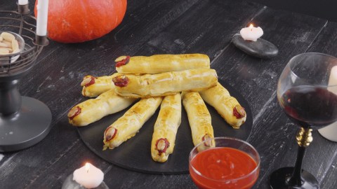 Hexenfinger zu Halloween auf einer Schwieferplatte.